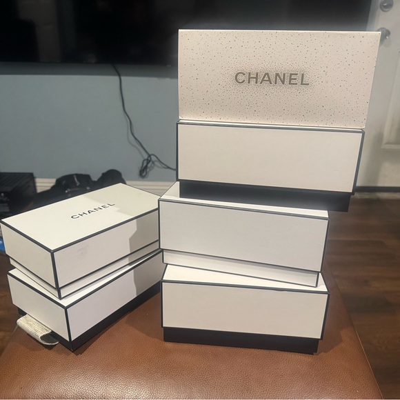 CHANEL White and Black Gift Boxes - Picture 2 of 2